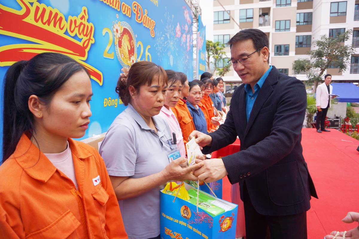 Mr. To Xuan Thao - Chairman of the Quang Ninh Provincial Labor Federation - presents gifts to workers and laborers. Photo: Doan Hung