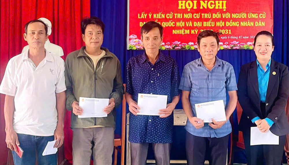 Members of Tam Thanh Fisheries Trade Union receive Tet gifts from Huong Tra Ward Trade Union. Photo: Da Nang Trade Union.