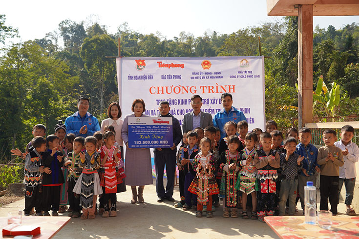 Program to donate funds to support the construction of kitchens and give Tet gifts at Hin Phon primary school point, Nua Ngam commune, Dien Bien province. Photo: Quang Dat