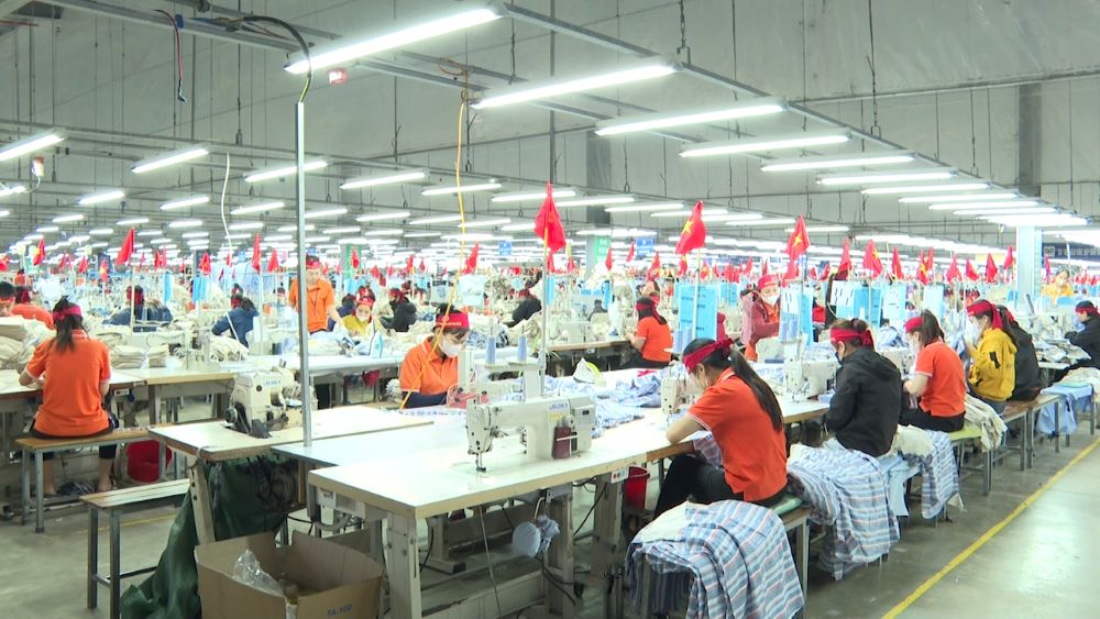 Nhiều doanh nghiệp đã mạnh dạn đầu tư đổi mới công nghệ, trang thiết bị nhằm nâng cao năng suất, ổn định đơn hàng và cải thiện thu nhập cho người lao động. Ảnh: Thanh Trung.