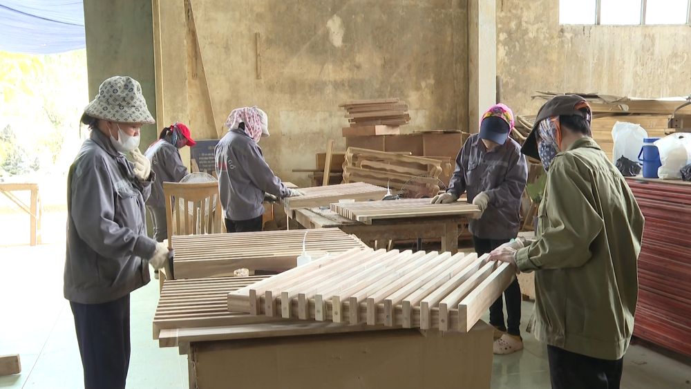Chi nhánh gỗ Phú Quý - Công ty Cổ phần Việt Trung Quảng Bình luôn đảm bảo công việc ổn định cho công nhân. Ảnh: Thanh Trung.