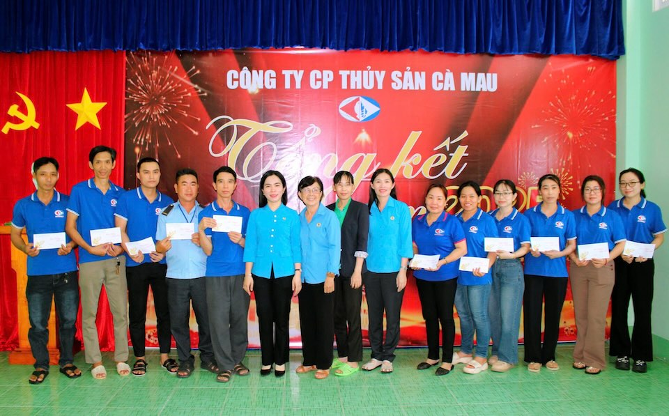Los líderes de la Federación Laboral Provincial de Ca Mau entregan regalos de Tet a los miembros del sindicato y trabajadores en el sindicato de base de la Compañía Anónima de Productos del Mar de Ca Mau. Foto: Thieu Vu
