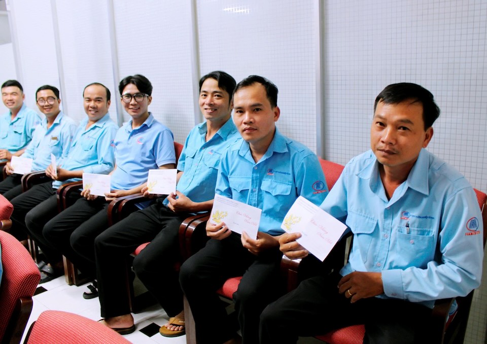 Niềm vui của đoàn viên, người lao động ở Cà Mau sau khi nhận quà Tết từ tổ chức Công đoàn. Ảnh: Thiệu Vũ