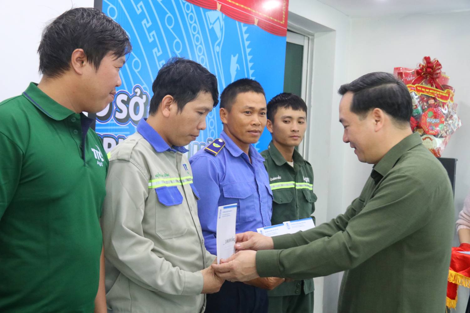 Mr. Ho Xuan Truong - Alternate Member of the Party Central Committee, Standing Deputy Secretary of Khanh Hoa Provincial Party Committee presents Tet gifts to union members and workers in difficult circumstances at enterprises. Photo: Phuong Linh