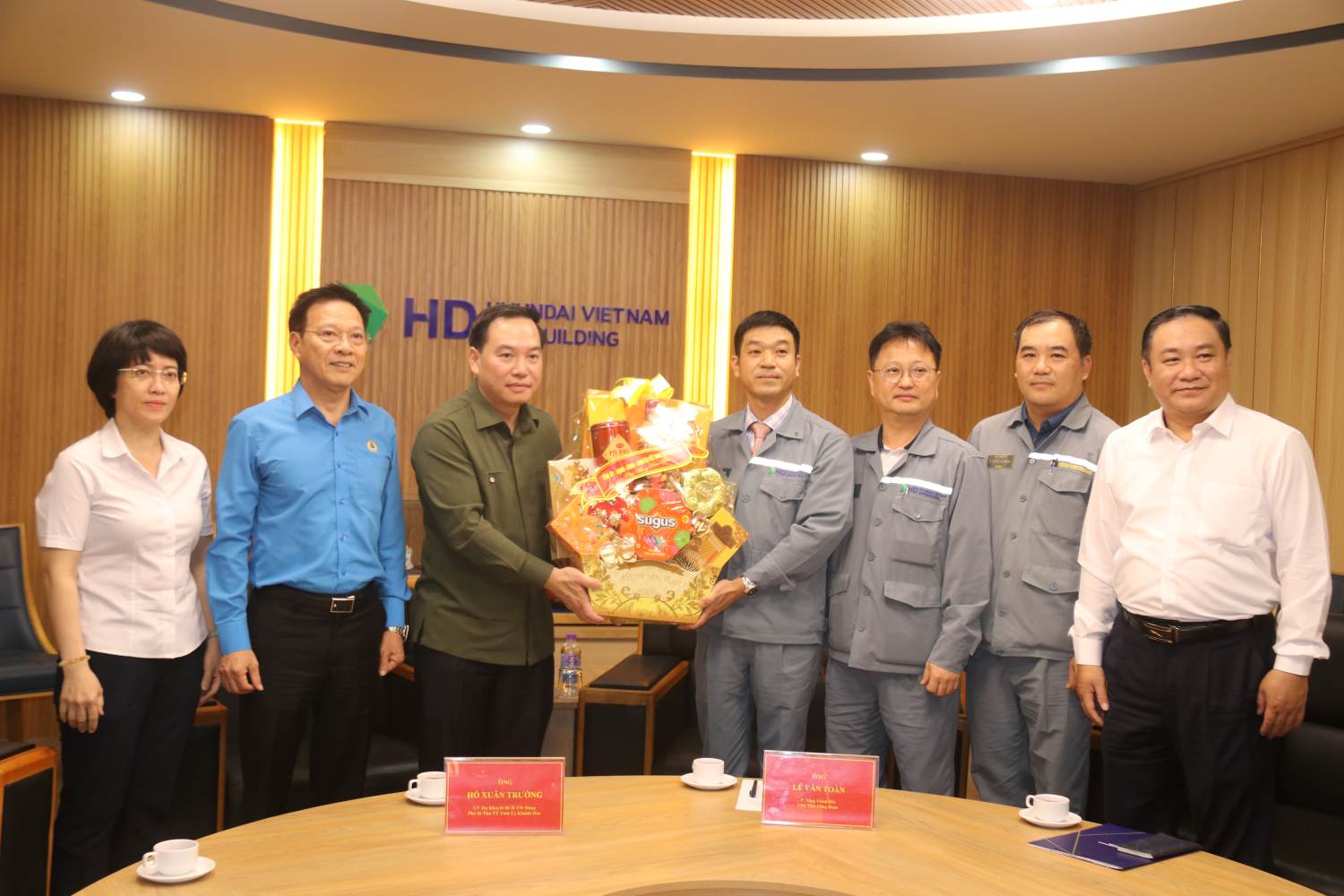 Ông Hồ Xuân Trường – Phó Bí thư Thường trực Tỉnh ủy Khánh Hòa chúc Tết . Ảnh: Phương Linh