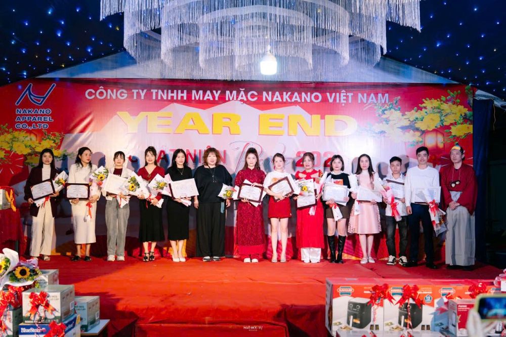 Muchos regalos fueron entregados a colectivos e individuos con excelentes logros en producción y negocios en la fiesta de fin de año. Foto: Sindicato de Nghệ An