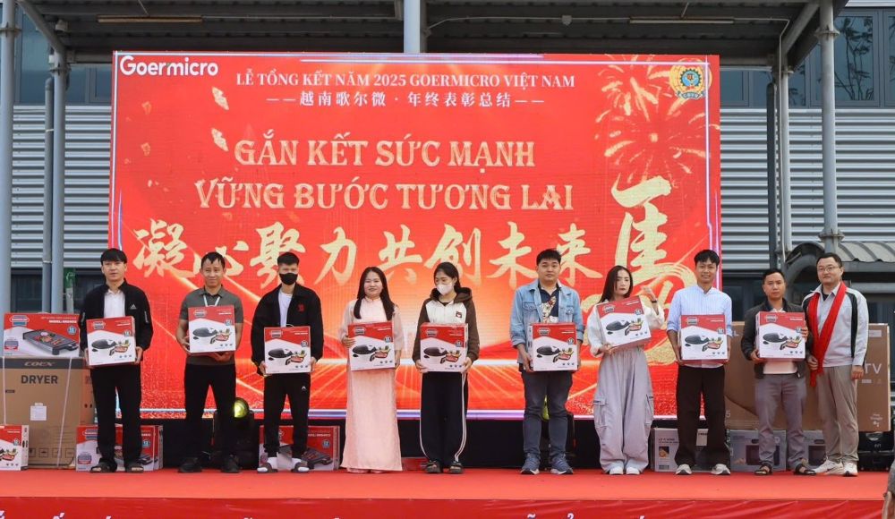 El sindicato de base de Goertek Vina Company entrega regalos para elogiar a individuos y colectivos que han hecho muchas contribuciones positivas en el proceso de trabajo y producción. Foto: Sindicato de Nghe An