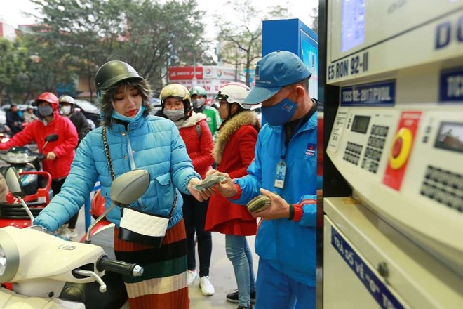Gasoline and oil prices may simultaneously increase in the price adjustment session this afternoon. Photo: Hai Nguyen