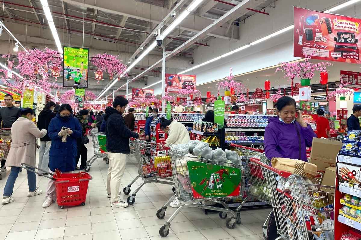 Mặc dù là ngày trong tuần nhưng các quầy thanh toán luôn trong trạng thái “chờ“, người dân đầy ắp xe hàng ra về. Ảnh: Thanh Bình 