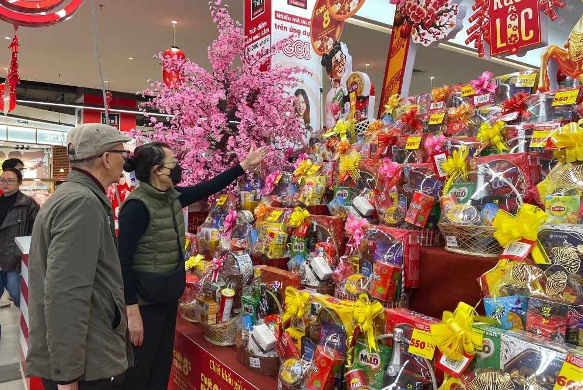 Các giỏ quà Tết được “thiết kế” sẵn, lên đầy kệ hàng ngay từ cổng vào với mức giá phải chăng. Ảnh: Thanh Bình 