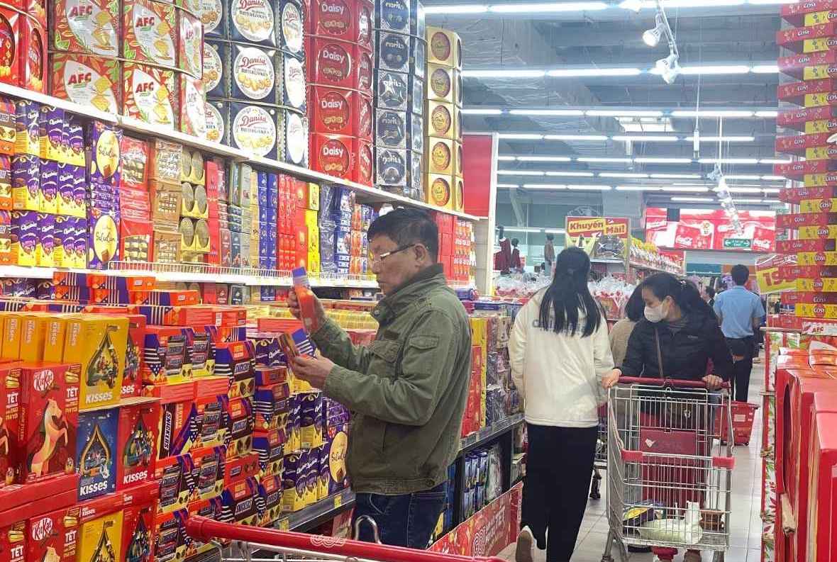 Domestic goods overwhelm foreign goods, consumers easily shop for Tet. Photo: Thanh Binh