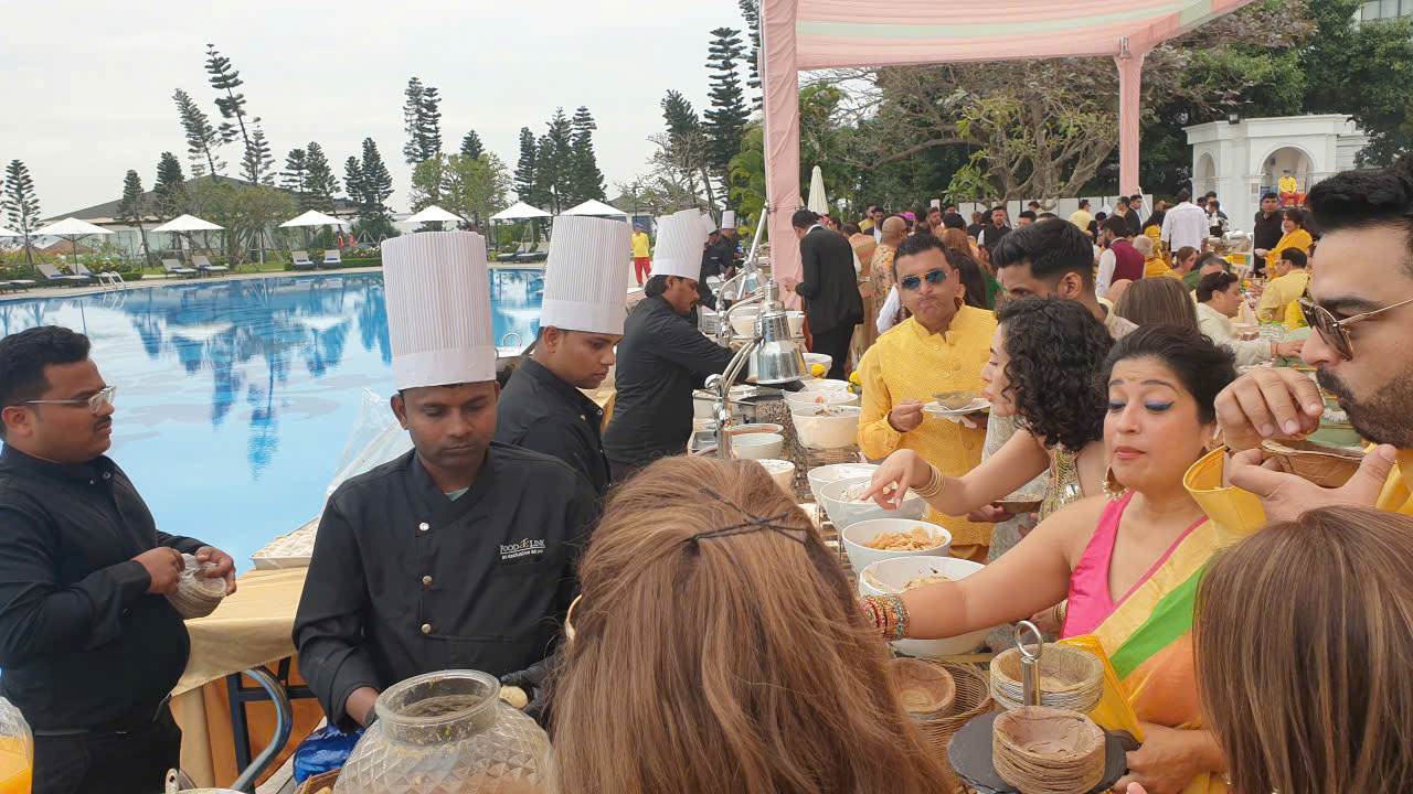 Bữa ăn buffet bên bờ vịnh Hạ Long tại đám cưới của cặp đôi thuộc gia đình tỉ phú Ấn Độ. Ảnh: Nguyễn Hùng