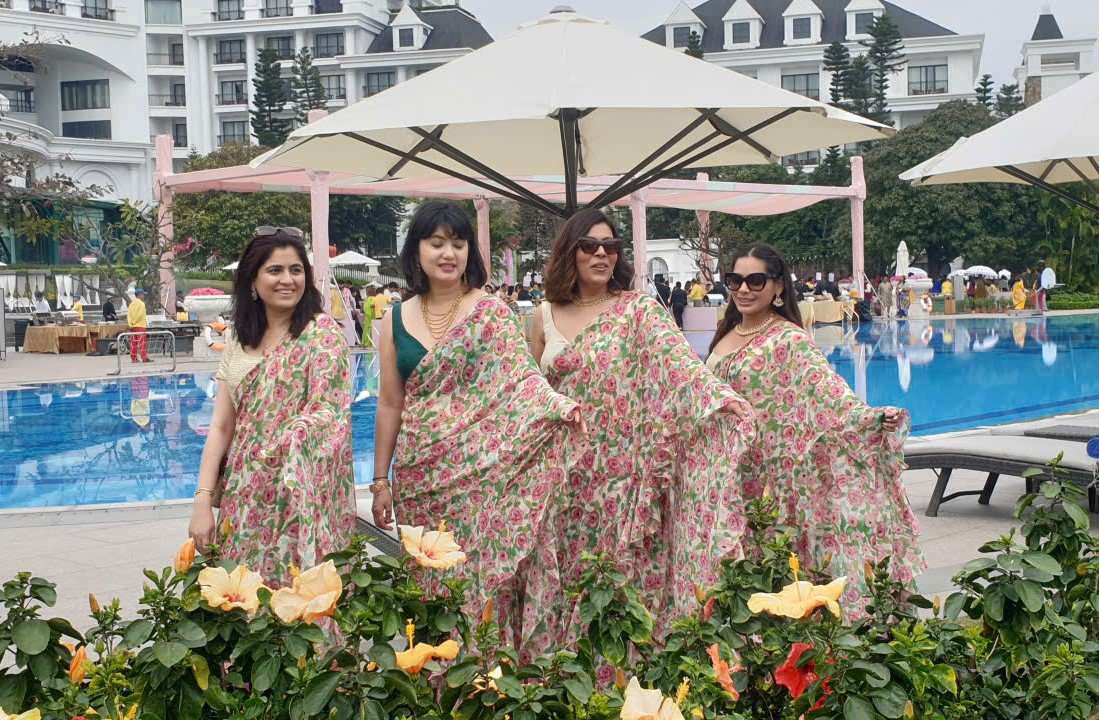 Tranh thủ chụp ảnh tại đám cưới bên bờ vịnh Hạ Long. Ảnh: Nguyễn Hùng