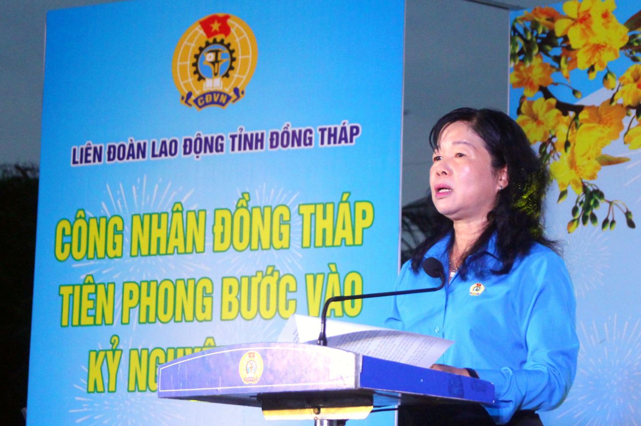 Bà Huỳnh Thị Tuyết Vui - Ủy viên Ban Chấp hành Tổng LĐLĐ Việt Nam, Tỉnh ủy viên, Phó Chủ tịch Ủy ban Mặt trận Tổ quốc Việt Nam tỉnh, Chủ tịch LĐLĐ tỉnh- phát biểu khai mạc. Ảnh: Thanh Mai