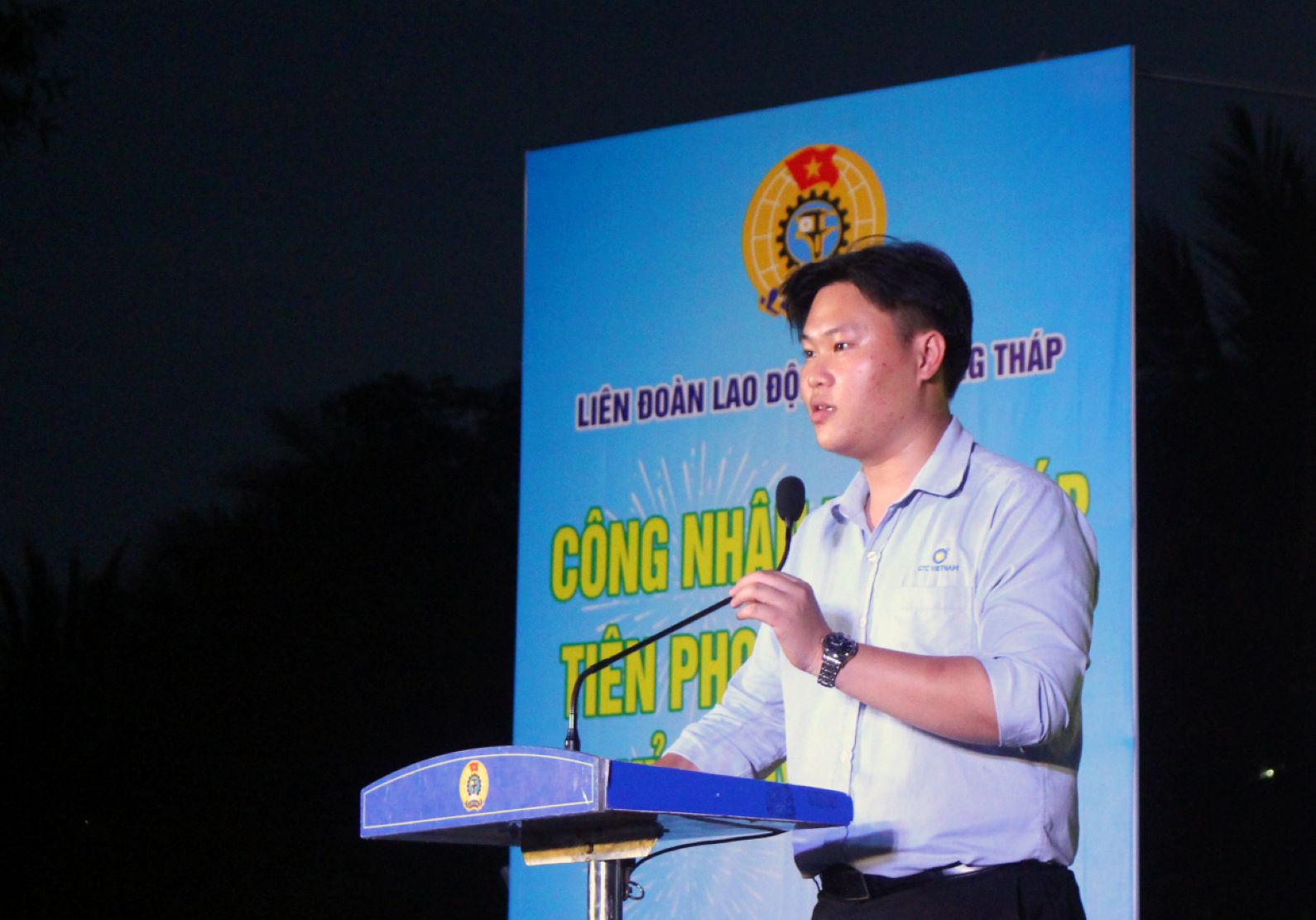 Anh Trần Văn Đủ -  đoàn viên CĐCS Công ty TNHH lốp Advance Việt Nam- phát biểu tri ân tổ chức Công đoàn đã chăm lo Tết cho đoàn viên, công nhân, lao động. Ảnh: Thanh Mai