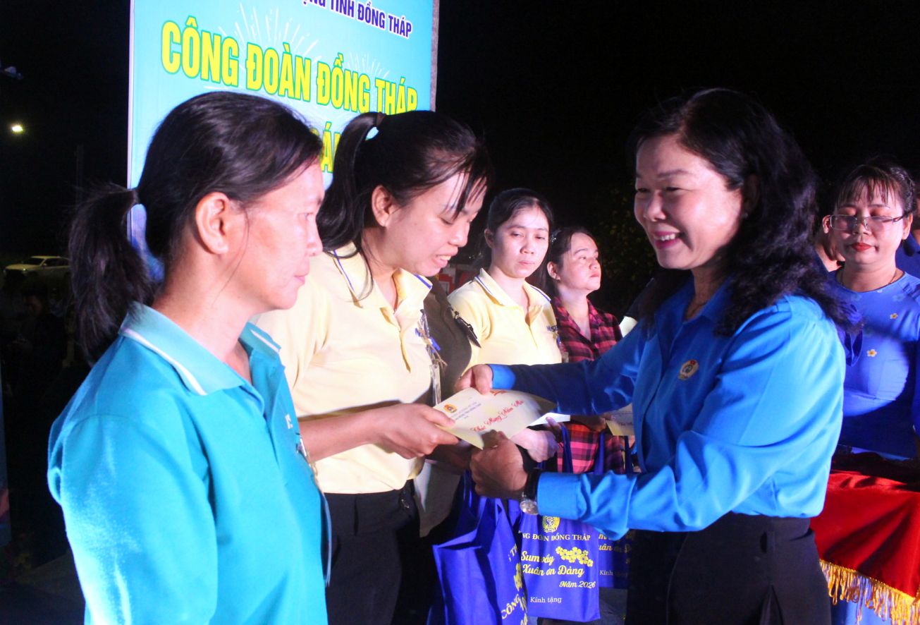 Ms. Huynh Thi Tuyet Vui presents Tet reunion gifts to union members, workers, and laborers. Photo: Thanh Mai