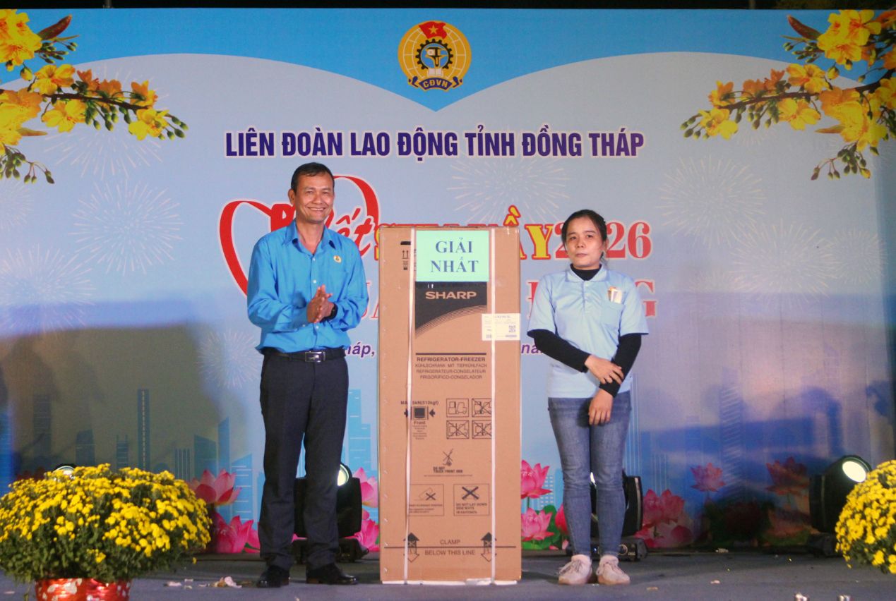 Ông Hoàng Khắc Tinh - Phó Chủ tịch Thường trực LĐLĐ tỉnh trao quà là cái tủ lạnh cho đoàn viên có được tại chương trình Rút thăm trúng thưởng. Ảnh: Thanh Mai 