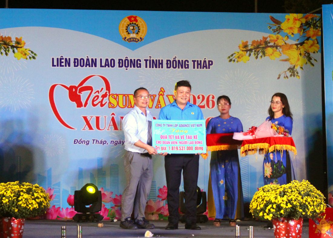 Ông Nguyễn Thanh Nhàn - Chủ tịch Công đoàn các Khu công nghiệp, khu Kinh tế Đồng Tháp tiếp nhận bảng tượng trưng Công ty TNHH Lốp Advance Việt Nam hỗ trợ 1,8 tỉ đồng tiền quà Tết và vé tàu xe cho đoàn viên, người lao động. Ảnh: Thanh Mai