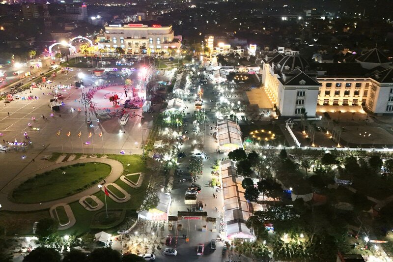 Toàn cảnh chợ hoa về đêm. Ảnh: Tô Công 