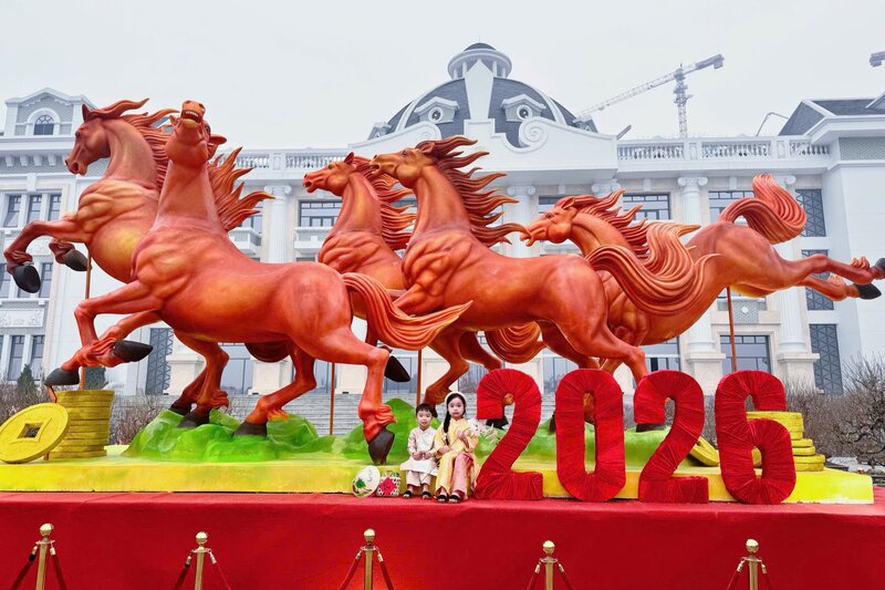 Các bạn nhỏ thích thú chụp ảnh cùng cụm linh vật. Ảnh: Tô Công 