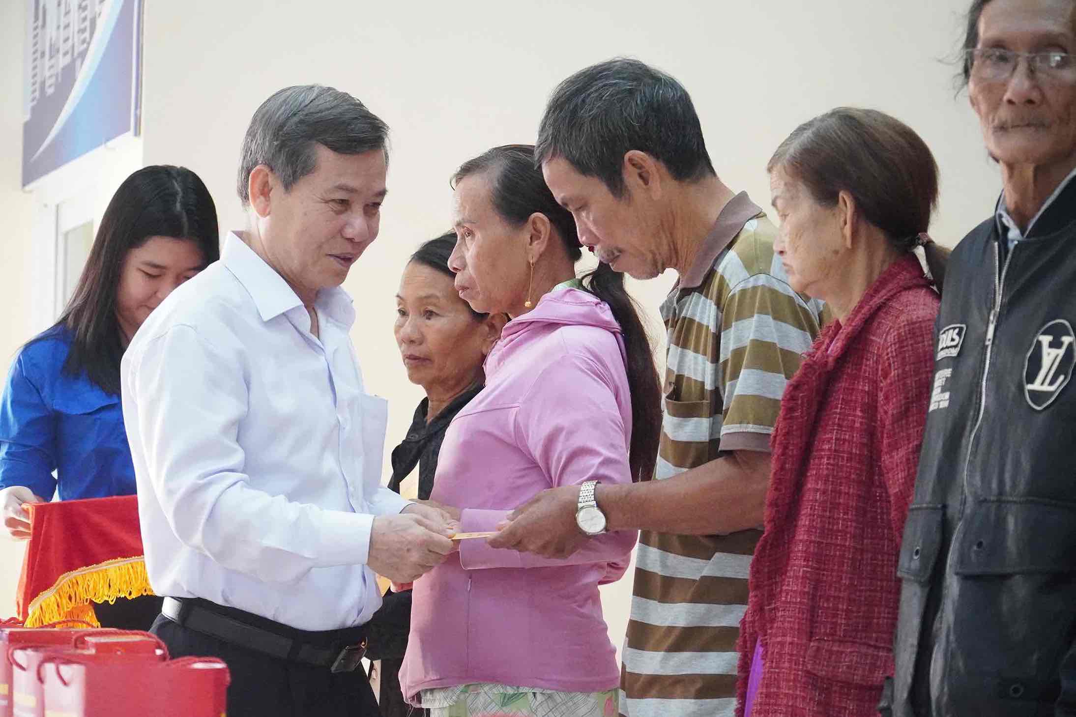 Head of the Central Internal Affairs Commission Le Minh Tri presents Tet gifts to poor households, near-poor households, and households in particularly difficult circumstances in 3 communes Bau Ham, Gia Kiem and Thong Nhat, Dong Nai province. Photo: HAC