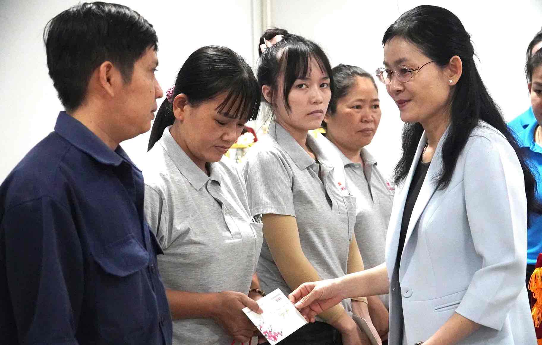 Phó Bí thư Thường trực Tỉnh ủy Đồng Nai Tôn Ngọc Hạnh trao quà cho công nhân lao động có hoàn cảnh khó khăn tỉnh Đồng Nai. Ảnh: HAC