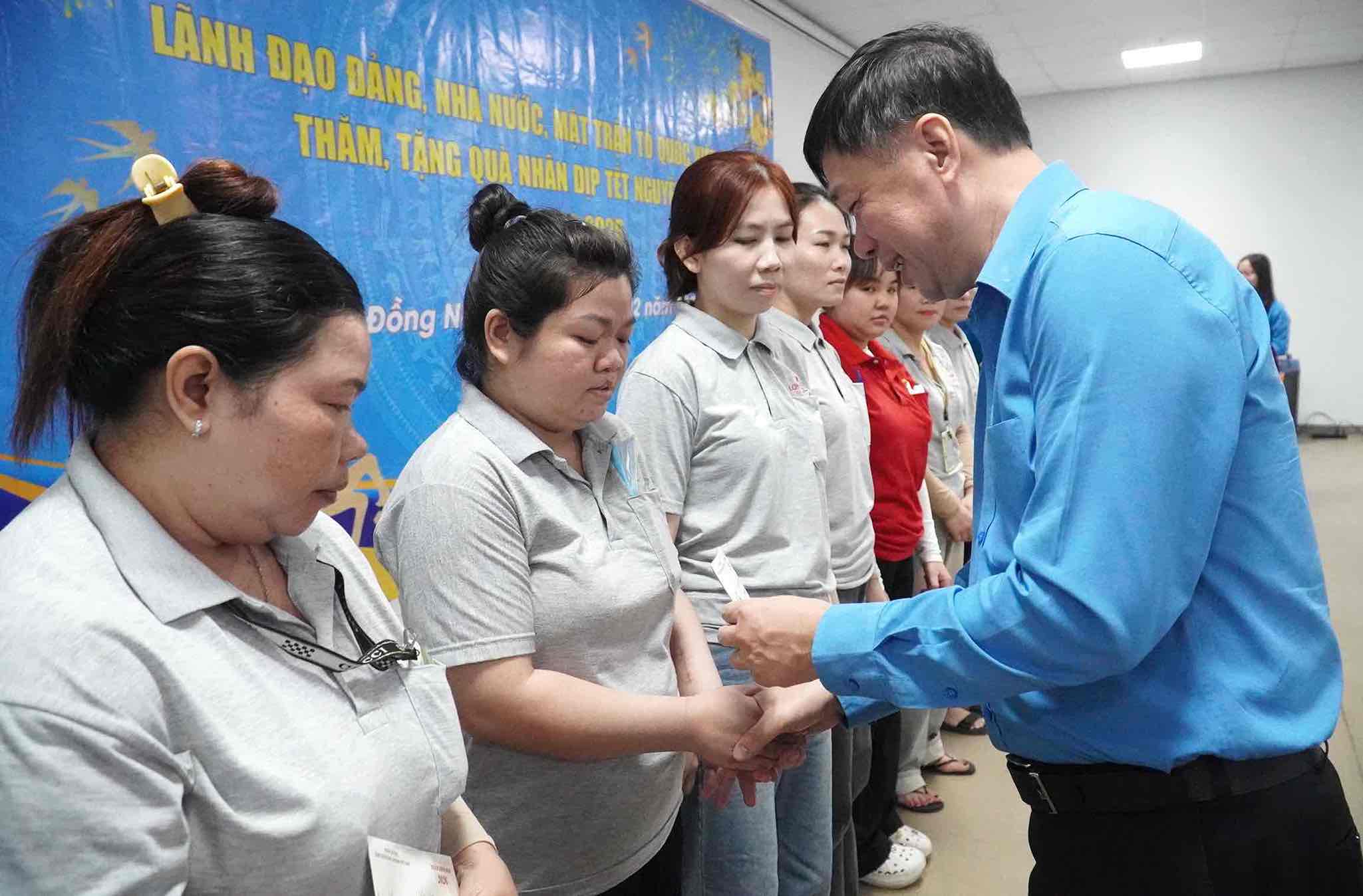 Ông Tống Văn Băng, Trưởng Ban Tổ chức Tổng LĐLĐVN trao quà Tết cho công nhân lao động có hoàn cảnh khó khăn tỉnh Đồng Nai. Ảnh: HAC