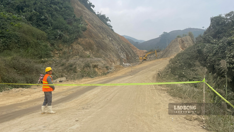 Phân luồng để đảm bảo giao thông trong lúc thi công. Ảnh: Đinh Đại