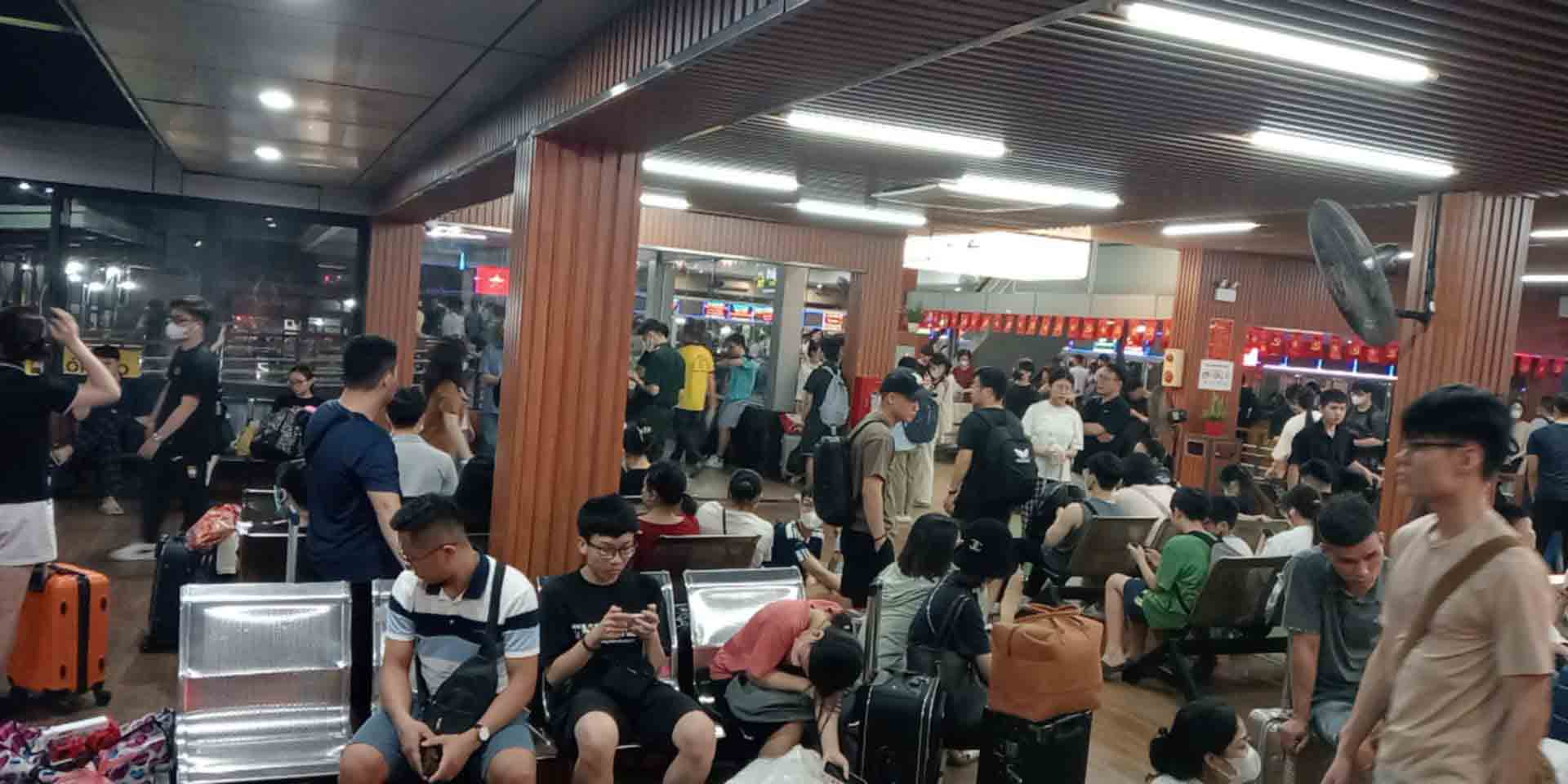 Train and bus tickets are a very big concern for workers far from home at the end of the year. In the photo: Passengers at Nuoc Ngam Bus Station in Hanoi during Tet. Photo: Huu Chanh