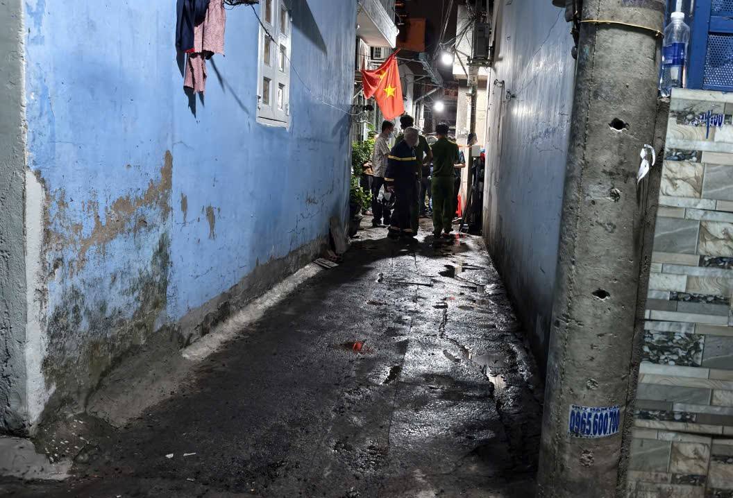 Lực lượng chữa cháy nỗ lực dập lửa. Ảnh: Đông Hoàng