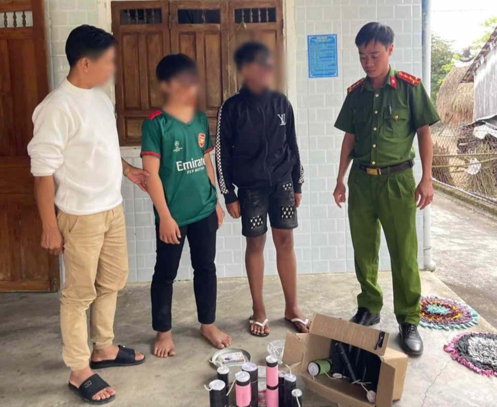 La policía de Da Nang ha descubierto continuamente muchos casos de estudiantes que fabrican petardos ellos mismos, siguiendo las instrucciones en las redes sociales. Foto: Truong An
