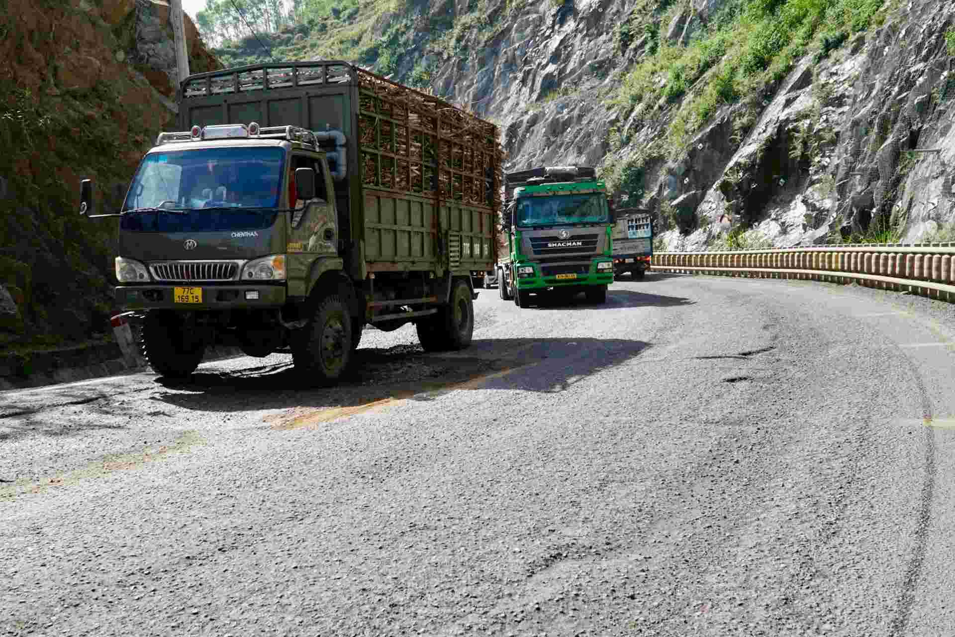 多くの穴ぼこは、砂利や砂で一時的に補修されており、路面が滑りやすくなっています。写真:ホアイ・フオン