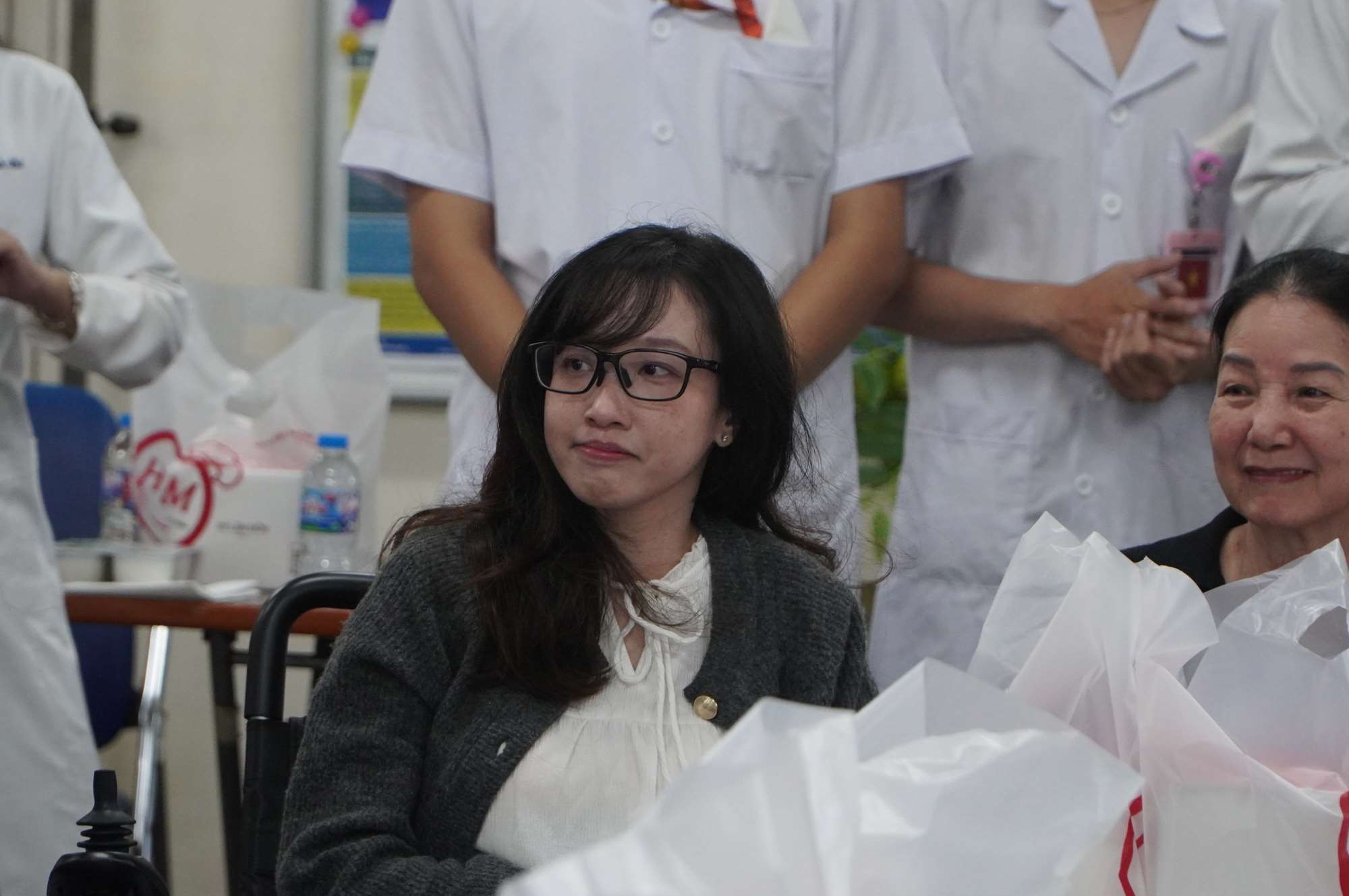 Ms. Khuu Nguyen Nhu Thi happily reunited with doctors and technicians at the year-end party after many years of rehabilitation treatment. Photo: Ngoc Anh