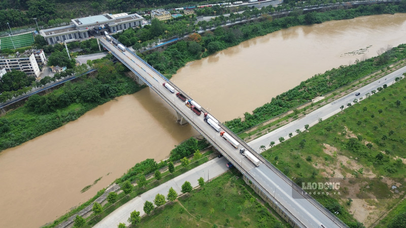 Việc thông quan diễn ra bình thường trong lúc chờ hướng dẫn. Ảnh: Đinh Đại