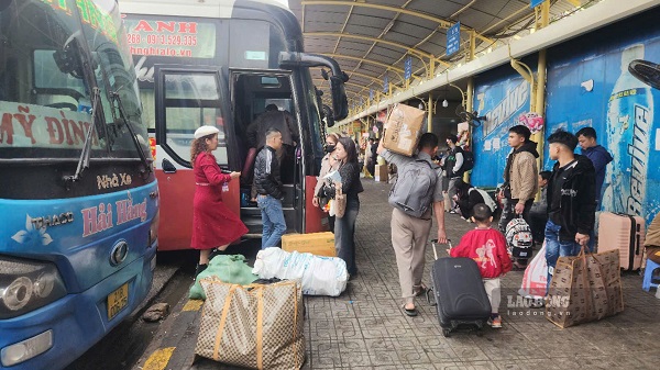 Prime Minister directs to increase transport vehicles during Tet, not to let price squeezing occur. Photo: Dang Tien