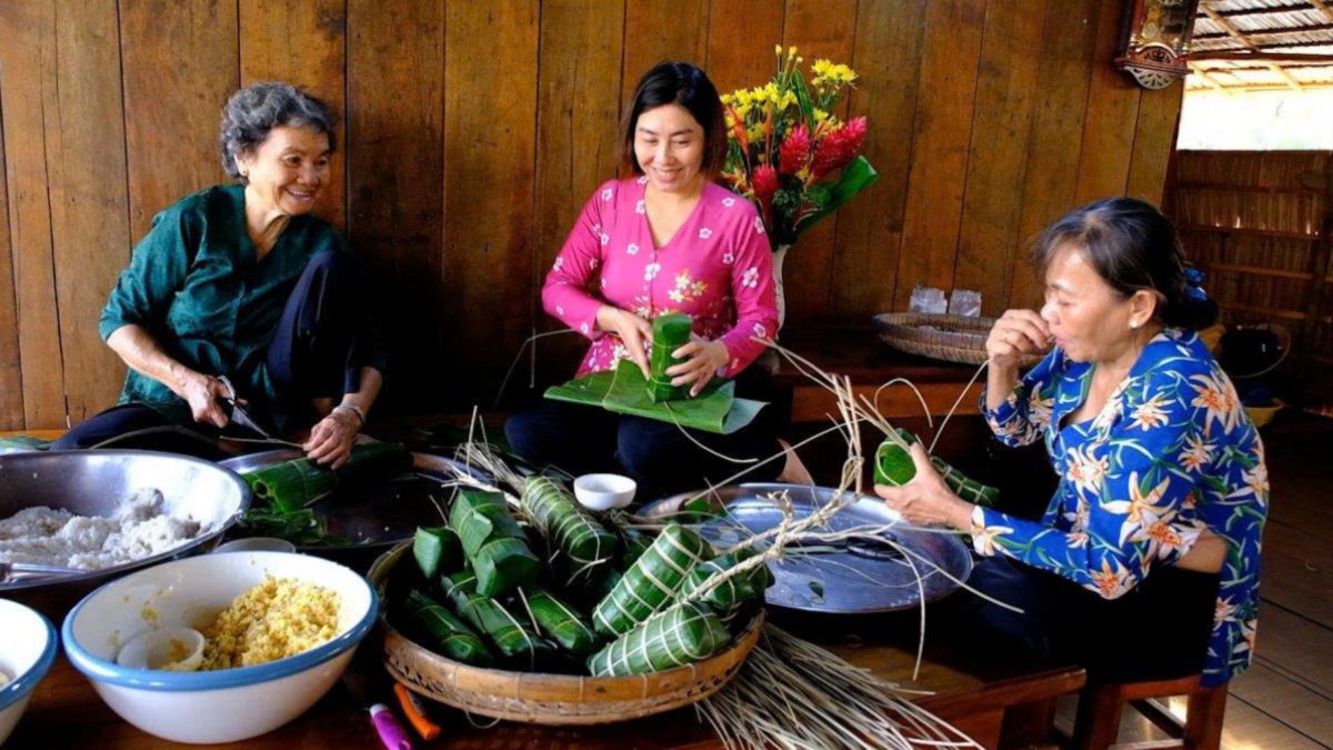 The beauty of wrapping banh tet is passed down through generations in Con Son, Can Tho City. Photo: My Ly