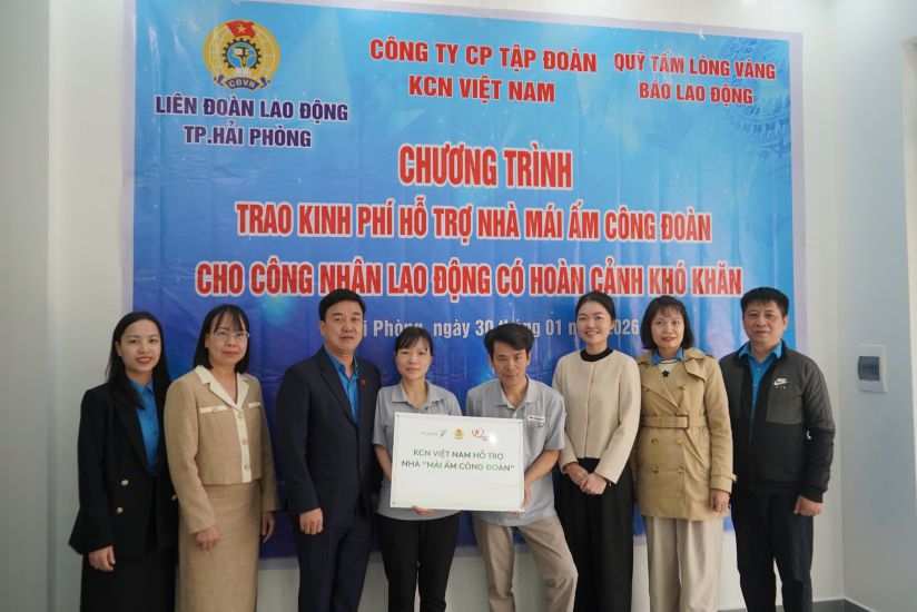 Mr. and Mrs. Nguyen Van Chuc - workers of Yazaki Hai Phong Vietnam Co., Ltd. - welcome joy in the Trade Union Shelter house. Photo: Mai Dung