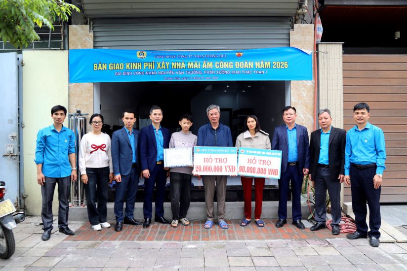 Đại diện Công đoàn Than Dương Huy (Quảng Ninh) bàn giao kinh phí cho gia đình anh Nguyễn Văn Thưởng - phân xưởng Khai thác Than 1 ngày 31.1.2026. Ảnh: Trần Toàn