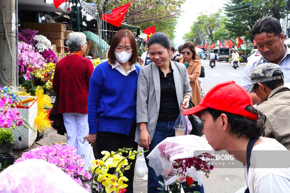 Người dân Đà Nẵng nhộn nhịp chọn mua hoa Tết từ sớm. Ảnh: Thanh Huyền