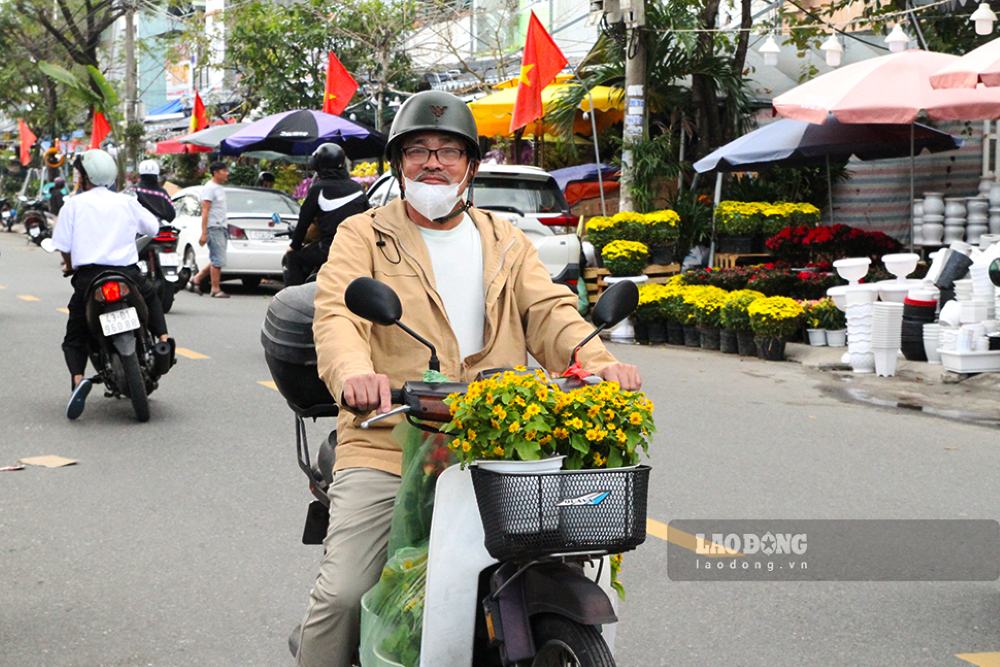 Hoa treo các loại giá mềm được nhiều khách hàng lựa chọn. Ảnh: Thanh Huyền