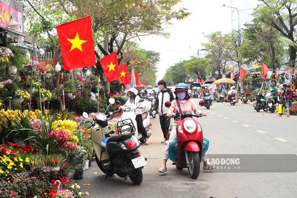 Không khí mua bán hoa Tết tại Đà Nẵng diễn ra sôi động những ngày cận Tết. Ảnh: Huyền Vy