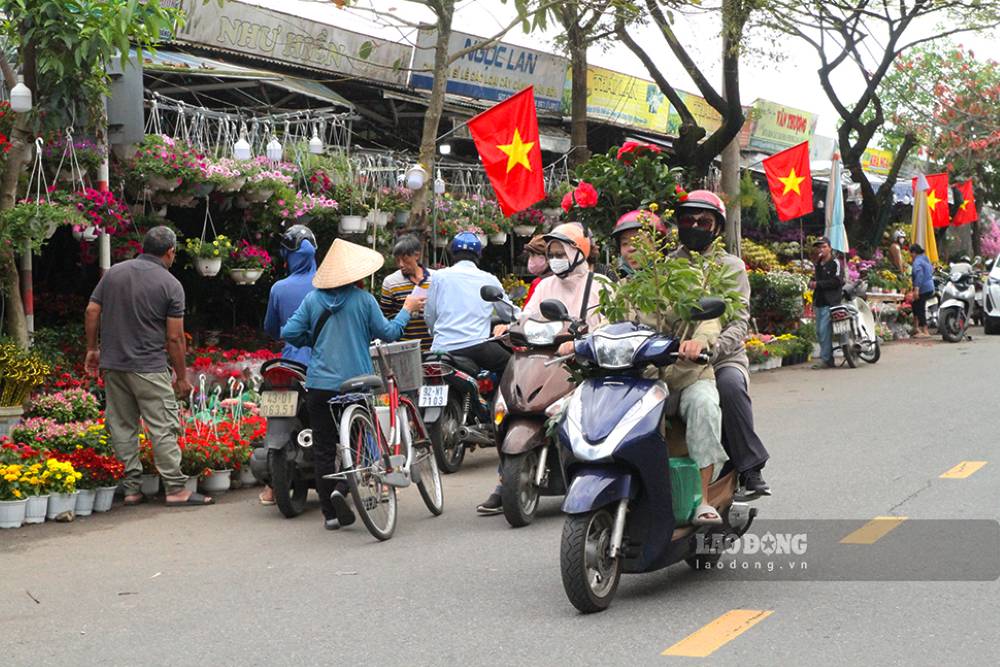 Hoa treo, hoa nhỏ được bày bán dọc các tuyến phố tại Đà Nẵng dịp cận Tết. Ảnh: Thanh Huyền