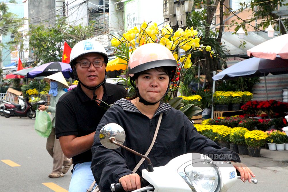 Người dân tranh thủ chọn hoa trang hoàng nhà cửa đón Tết Nguyên đán. Ảnh: Thanh Huyền