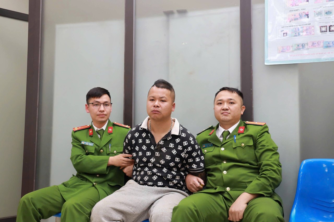 Đối tượng Nguyễn Thành Luân tại cơ quan Công an. Ảnh: Đỗ Huy.