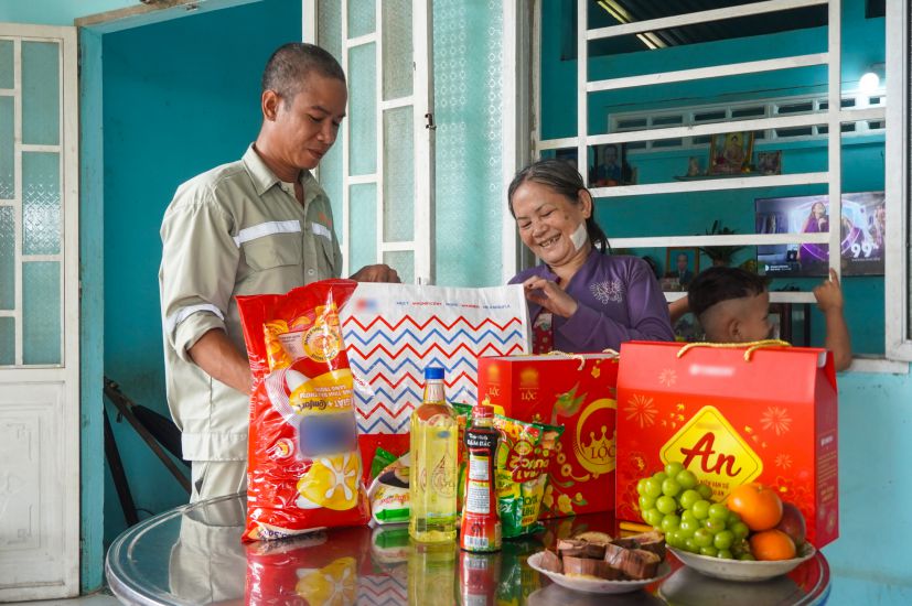 The family of Mr. Ly Minh Duyen (worker of Hamaco Concrete Co., Ltd. - Hau Giang) arranges the gifts given for Tet. Photo: Ta Quang