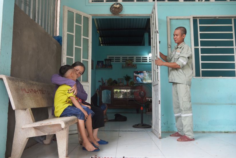 Gia đình anh Lý Minh Duyên (công nhân Công ty TNHH MTV Bê tông Hamaco - Hậu Giang) lần đầu được tận hưởng cái Tết đúng nghĩa dưới Mái ấm Công đoàn. Ảnh: Tạ Quang