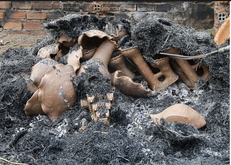 Hình thức nung gốm lộ thiên. Ảnh: Kỳ Lâm