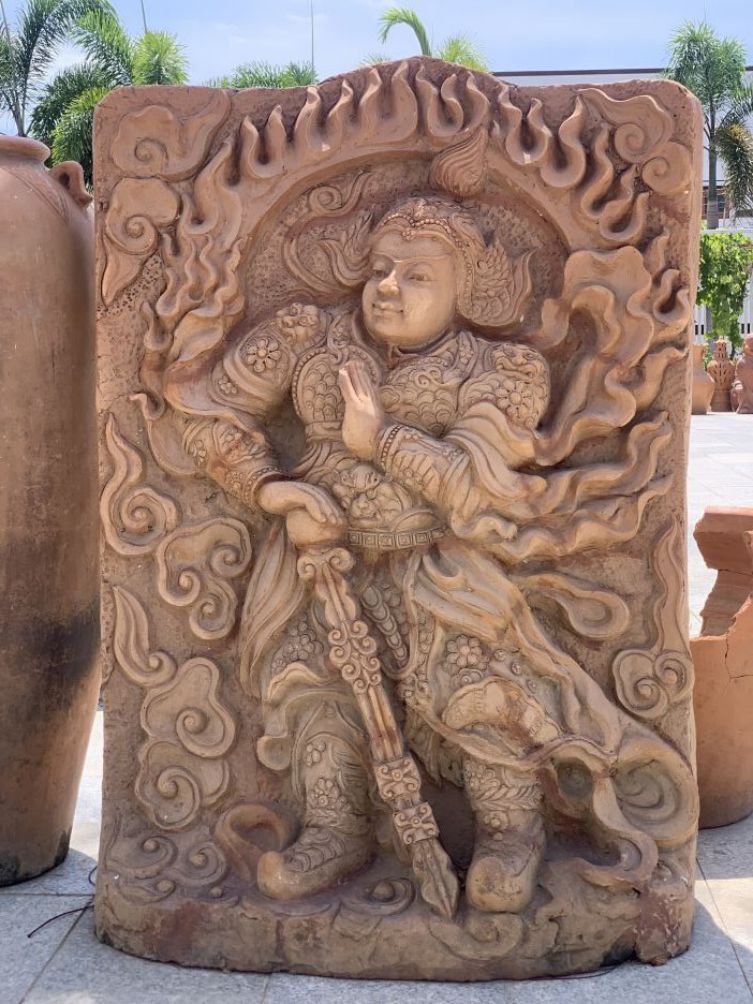 Tác phẩm điêu khắc gốm với đề tài tôn giáo của người Chăm dùng để trang trí không gian, thể hiện tài năng nghệ thuật của các nghệ nhân làng gốm Bàu Trúc. Ảnh: Kỳ Lâm