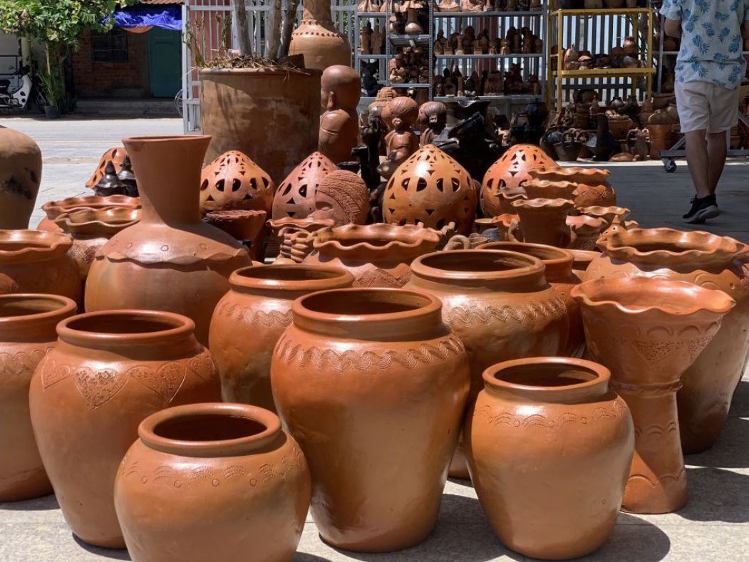 Bau Truc pottery village's products strongly shift from household appliances to decorations and souvenirs for tourists. Photo: Ky Lam