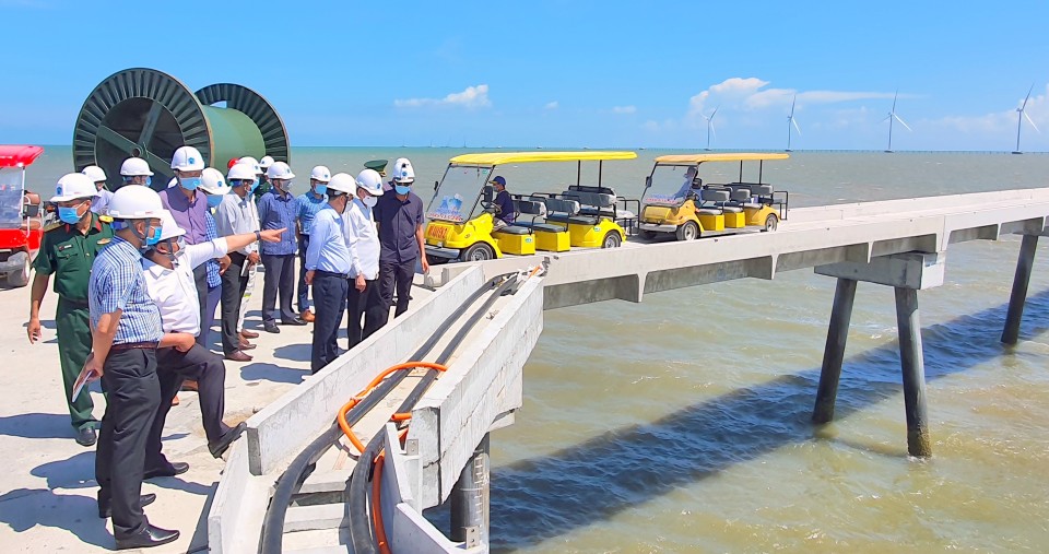 Cà Mau phát triển mạnh các dự án điện gió ven bờ. Ảnh: Nhật Hồ